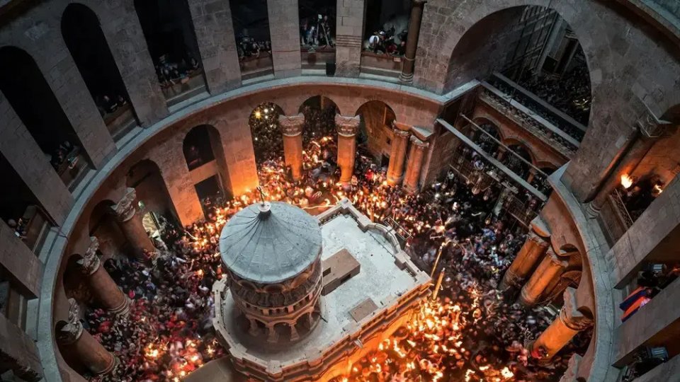 Lumina Învierii, aprinsă la Biserica Sfântului Mormânt din Ierusalim | VIDEO