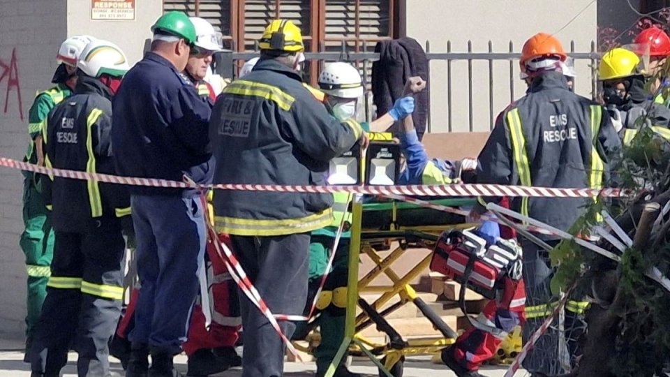 Bărbat salvat la 5 zile după prăbuşirea unei clădiri în Africa de Sud | VIDEO